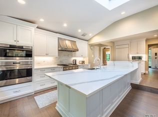 77 Pickwick Rd, Manhasset, NY 11030