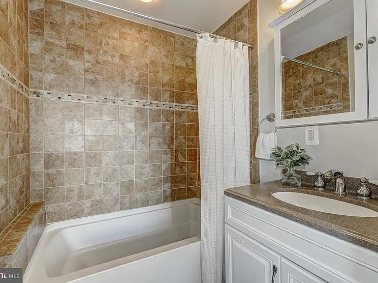 312 S Clinton St — Photo 20
