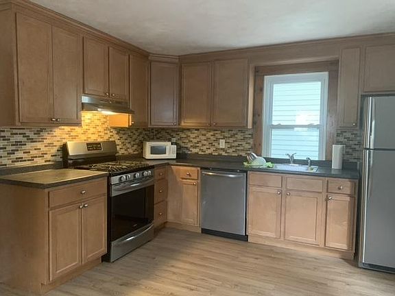 Large Eat In Kitchen. Stainless Steel Appliances. Harwood Floors. Subway Tiles.