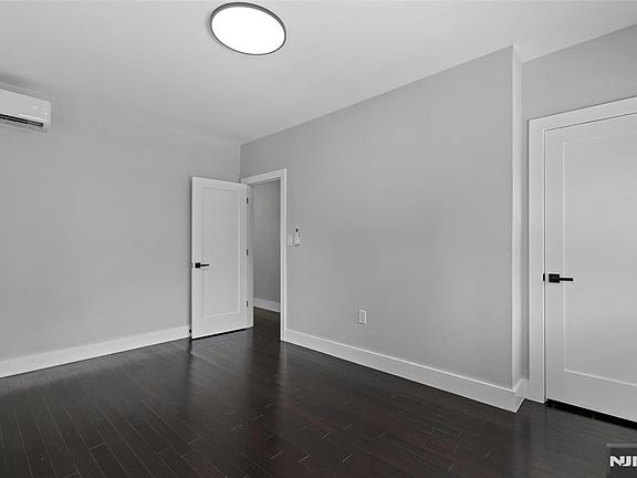 5th image of 561 Grand Ave 1