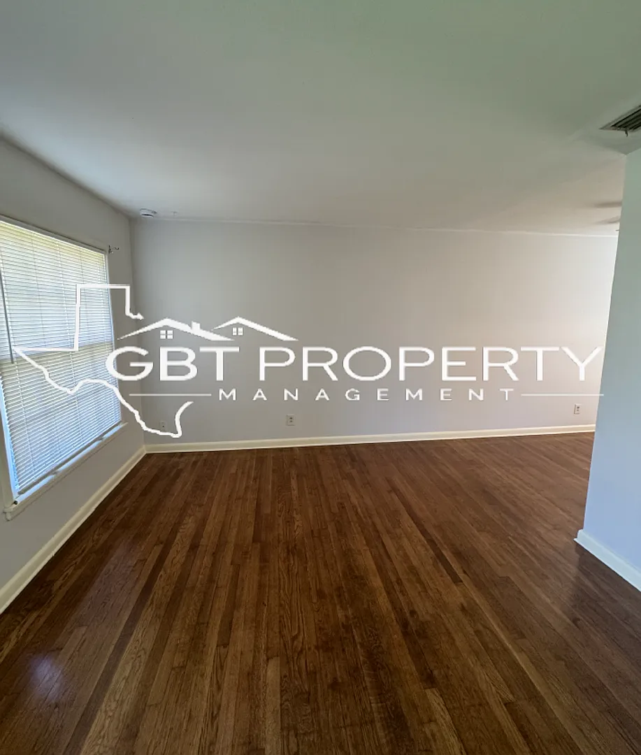 Cute 3 bed 2 bath — Photo 3