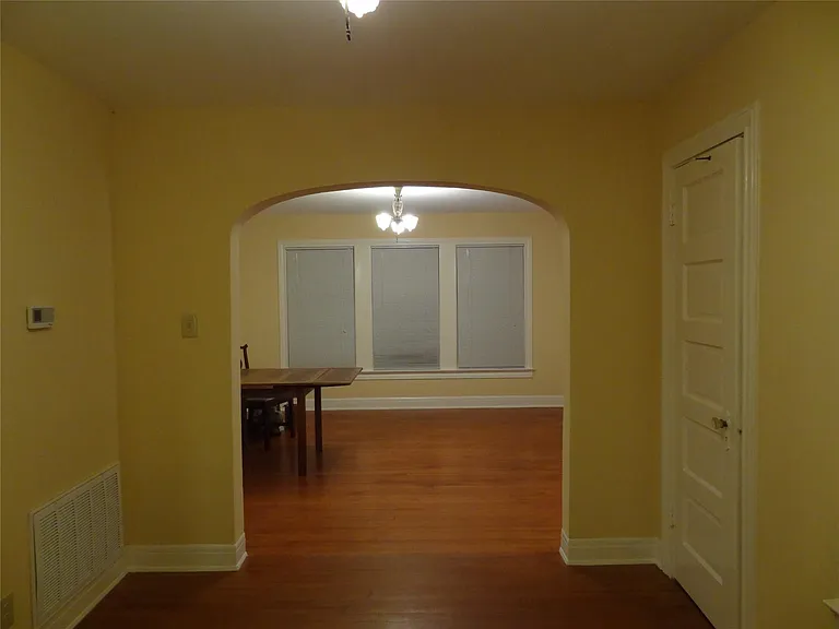 633 Harvard St — Photo 2