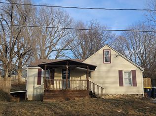 3931 NE Hill Haven Rd, Kansas City, MO 64117