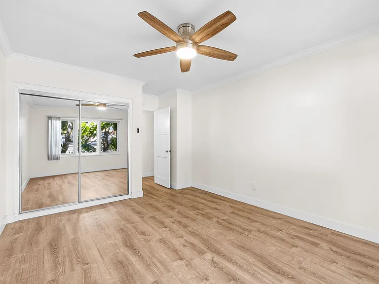 Windansea Apartments — Photo 6