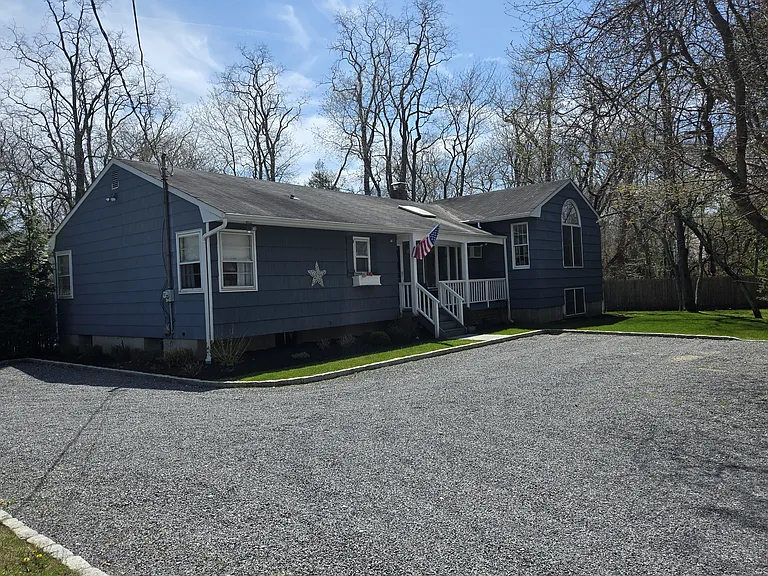 870 Noyack Rd — Photo 1
