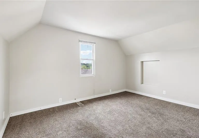 328 James St — Photo 37
