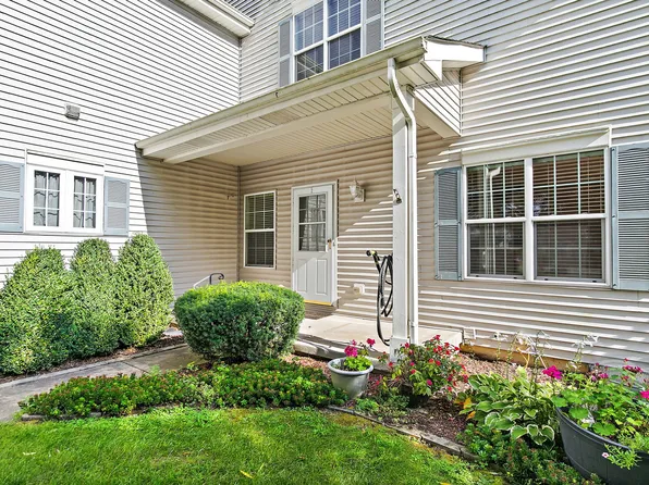 1075 Castleshire Dr #1075, Woodstock, IL 60098
