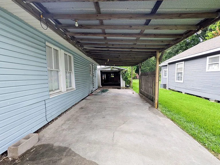 1030 Dallas St — Photo 2