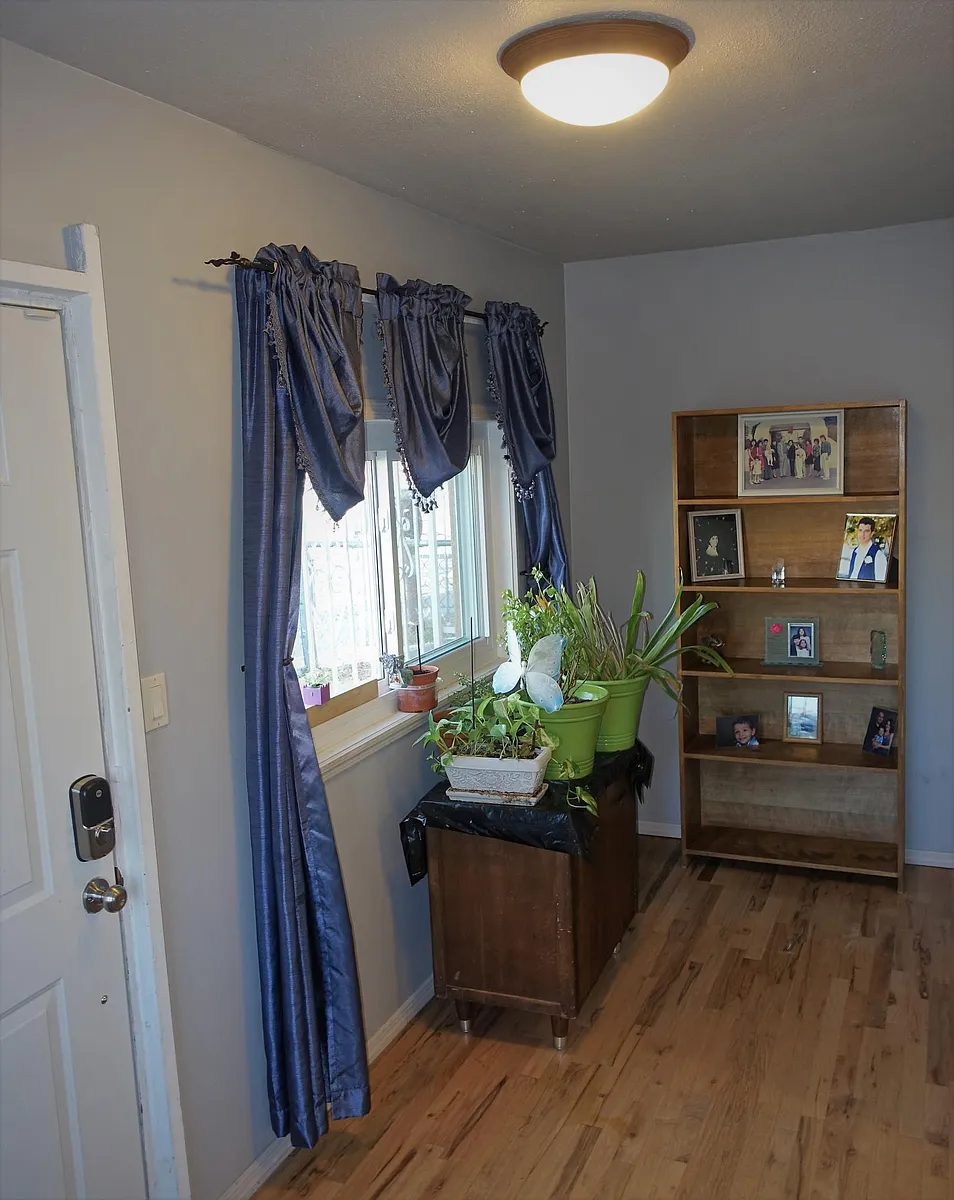 Foyer - 801 Edith Blvd SE