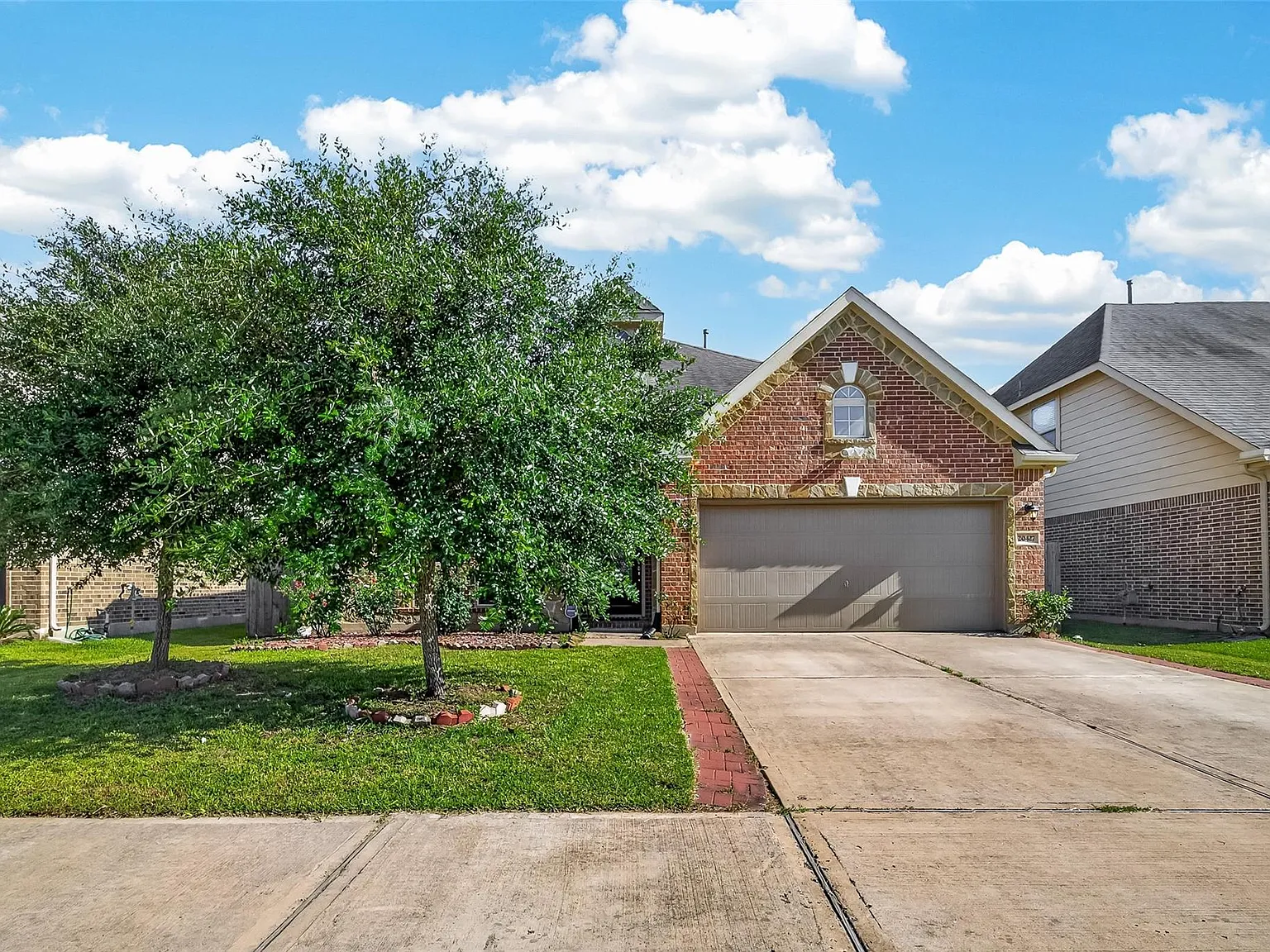 3 bed, 2.0 bath, 2099 sqft, $2,400 — Photo 3