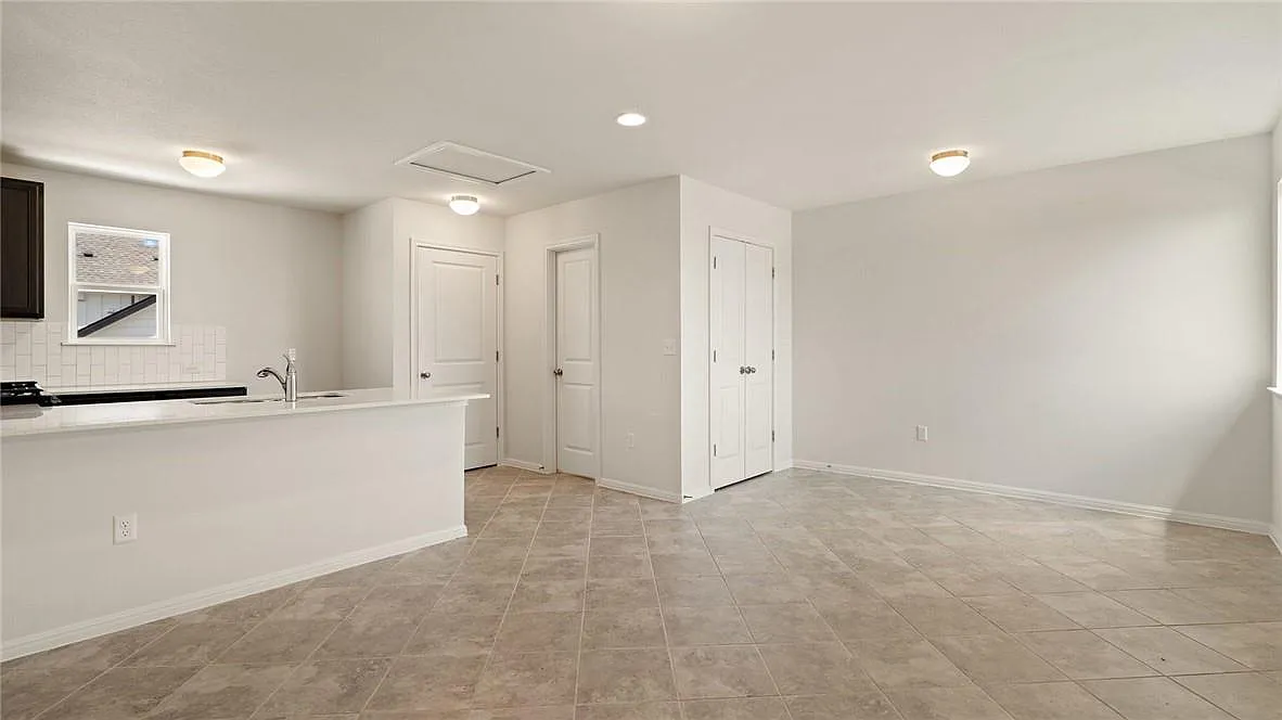 1 bed, 1.0 bath, 440 sqft, $1,350 — Photo 2