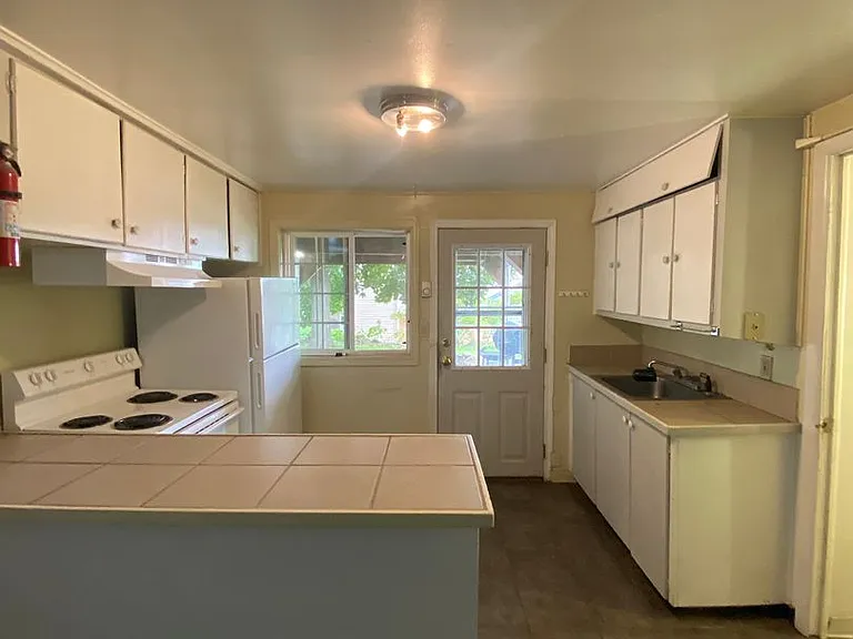 Cheney Studio Apartment Available 7/10 — Photo 5