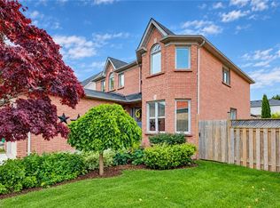 11 Peregrine Cres, Cambridge, ON N1T 1N9