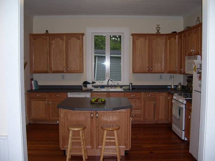 2nd image of 195 Little St