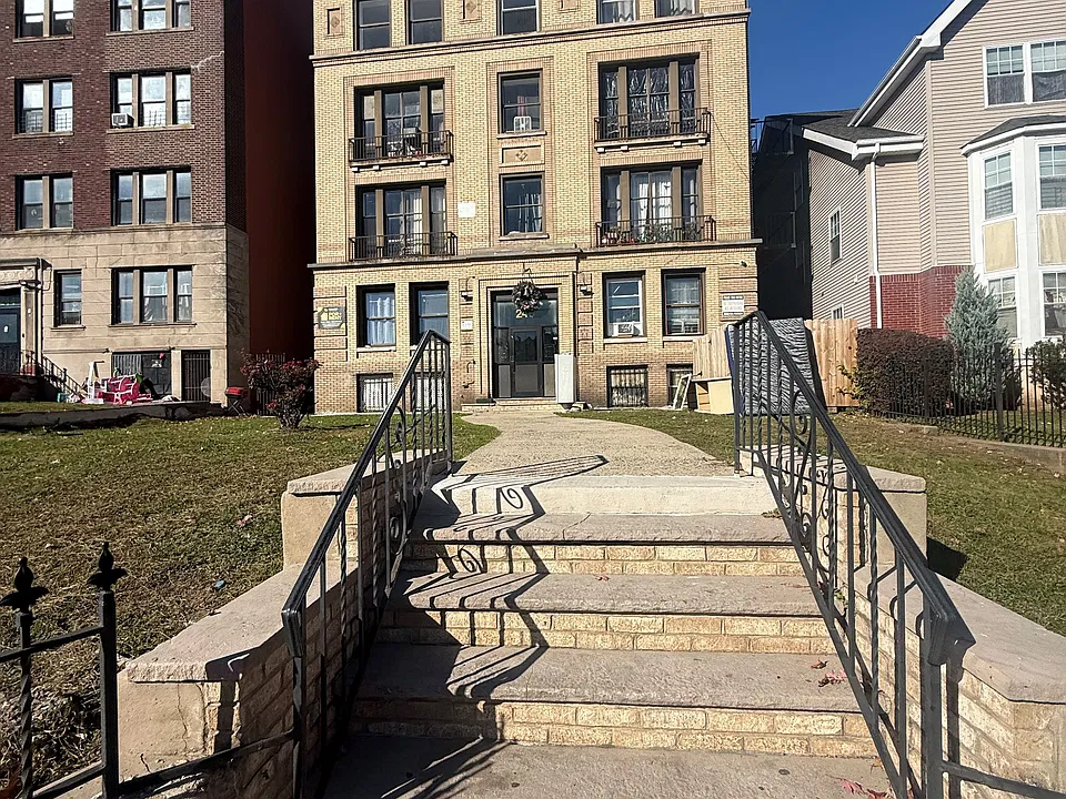 246 Roseville Ave #B1