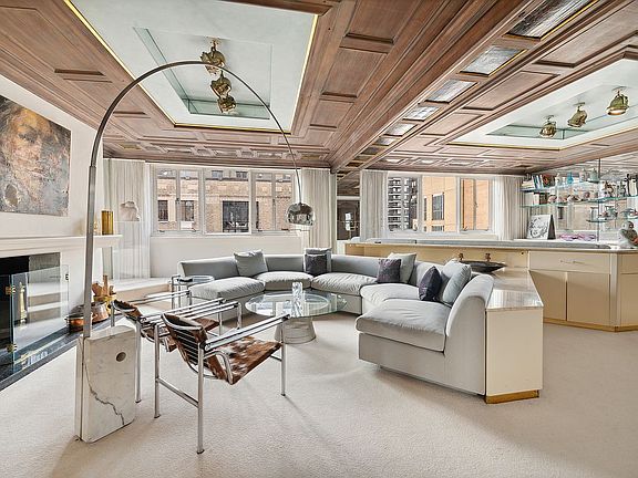 2nd image of 1 W 67th St #915