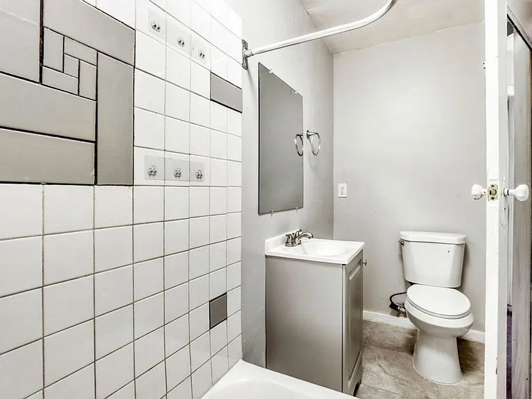 1326 W Monroe St — Photo 13