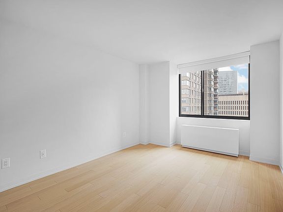 4th image of Columbus Cir #N18g