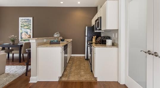 4th image of 2042 Market St #819