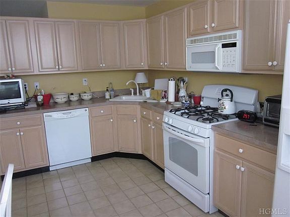 3rd image of 28 Sidehill Ln