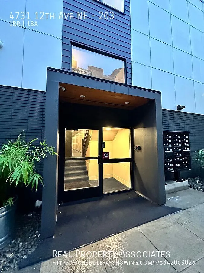 1 Bedroom Apartment in U District — Photo 1