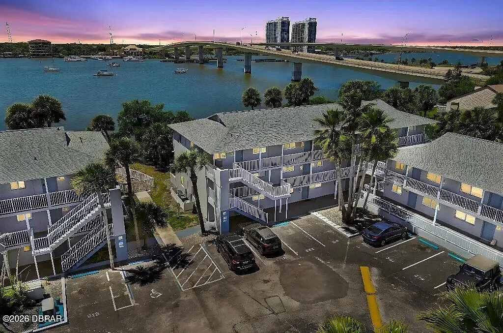 2 bed, 2.0 bath, 812 sqft, $1,550 — Photo 1