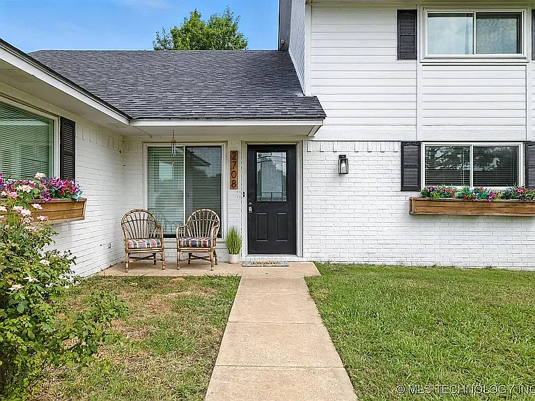 4 bed, 2136 sqft, $2,300 — Photo 2