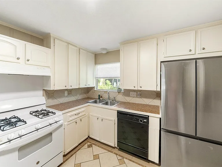 1105 Thomas Ave — Photo 23