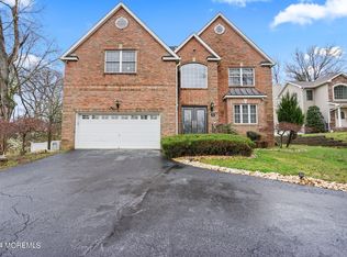 19 Pension Hill Rd, Manalapan, NJ 07726