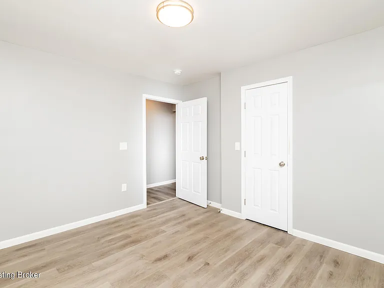 204 W Warfield St — Photo 8