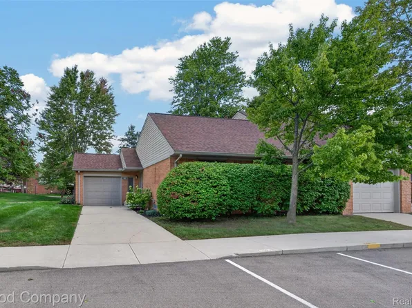 3865 Old Creek Rd, Troy, MI 48084