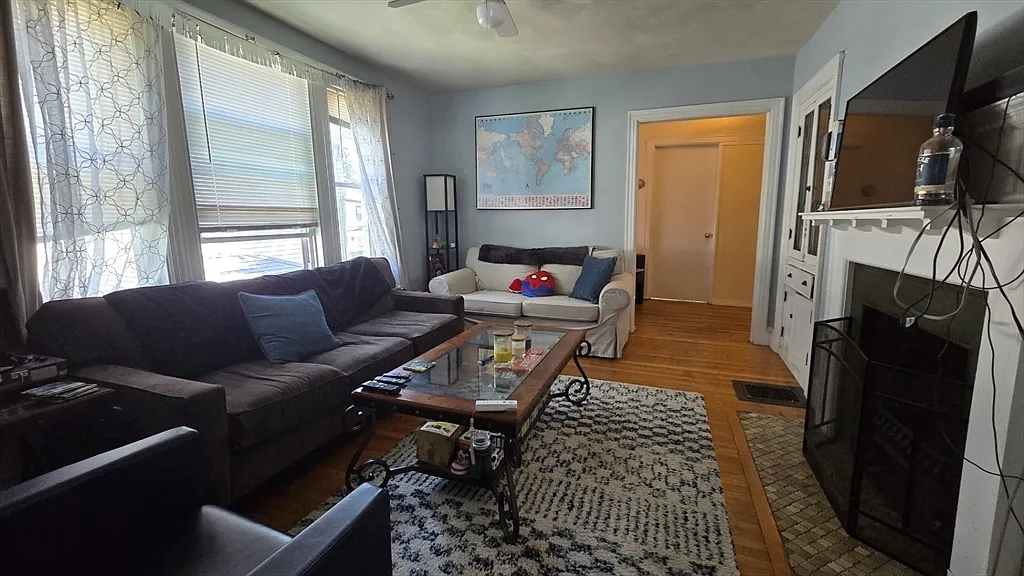4 bed, 2.0 bath, 1400 sqft, $3,000 — Photo 3
