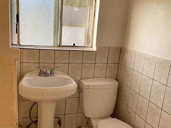 5th image of 616 S Bonnie Beach Pl #1/2
