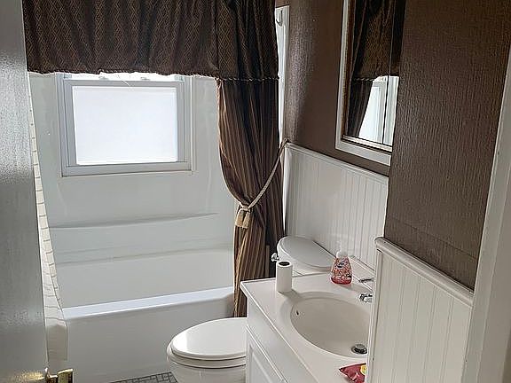 full bathroom - shower/tub