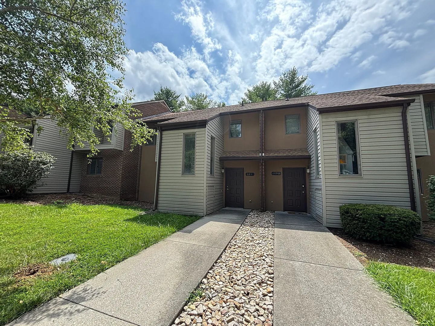 3 Bedroom 2.5 Bath Townhouse — Photo 2