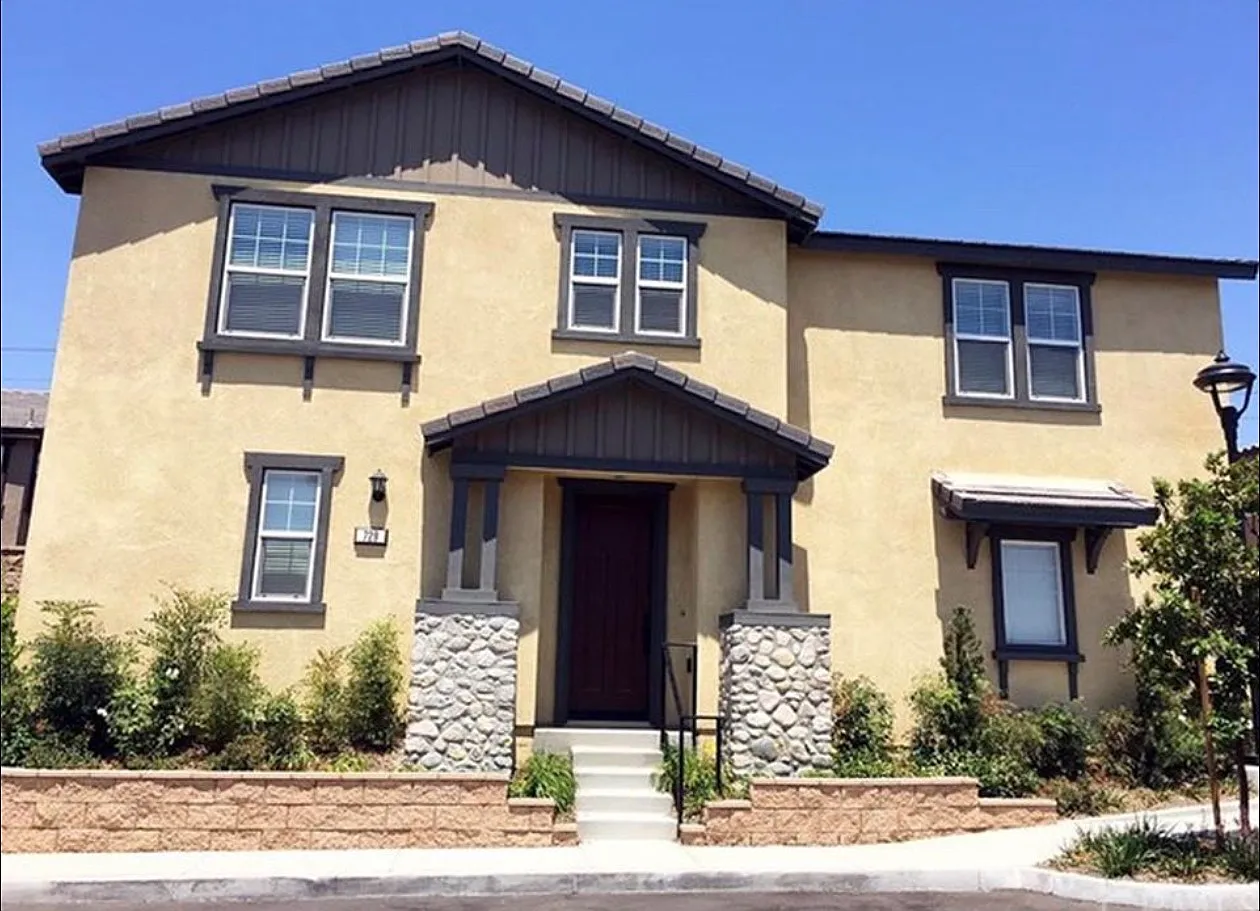 729 Huron Dr — Photo 1