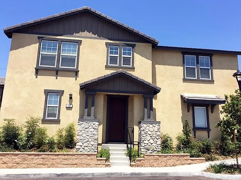 729 Huron Dr — Photo 1