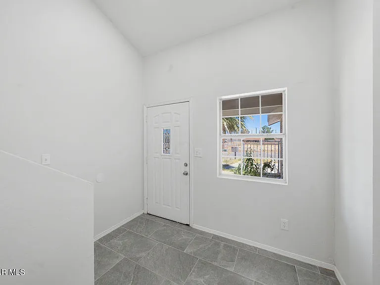 821 Los Lagos Way #B — Photo 10