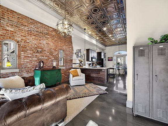 5th image of 121 SW Gibbs St