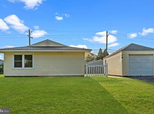 38 Indian Creek Dr, Levittown, PA 19057