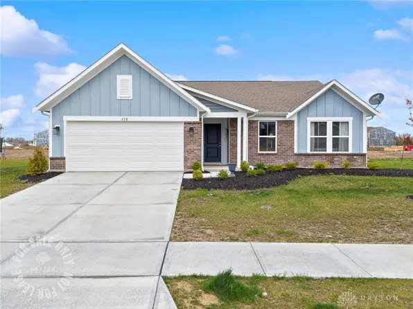 778 Hunters Run Dr, Brookville, OH 45309