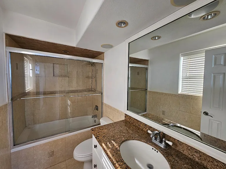 470 Executive Center Dr #2G — Photo 9