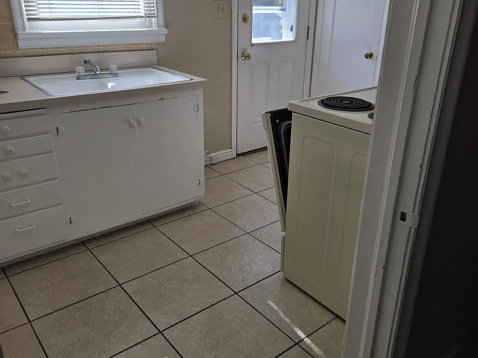 1 bed, 900 sqft, $1,000 — Photo 4
