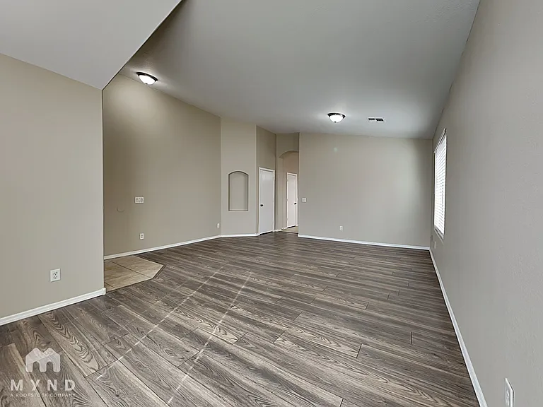 1034 E Saddle Way — Photo 3