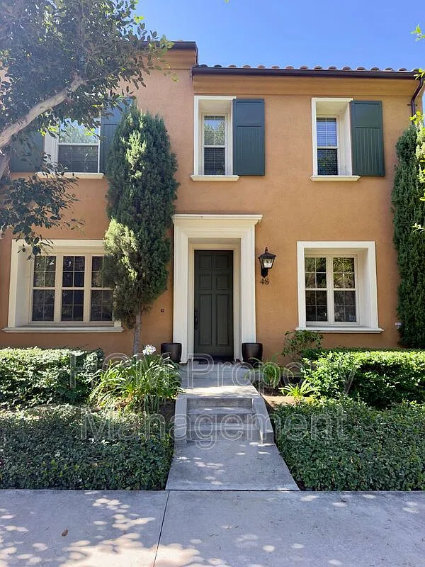 3 bed, 3.0 bath, 2004 sqft, $5,150 — Photo 2