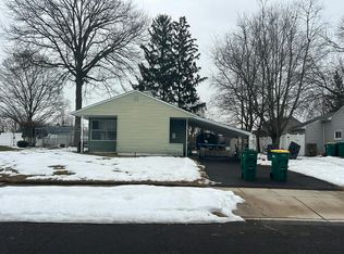 10 Linden Ln, Levittown, PA 19054