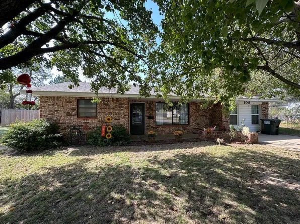 109 S Hill St, Mooreland, OK 73852