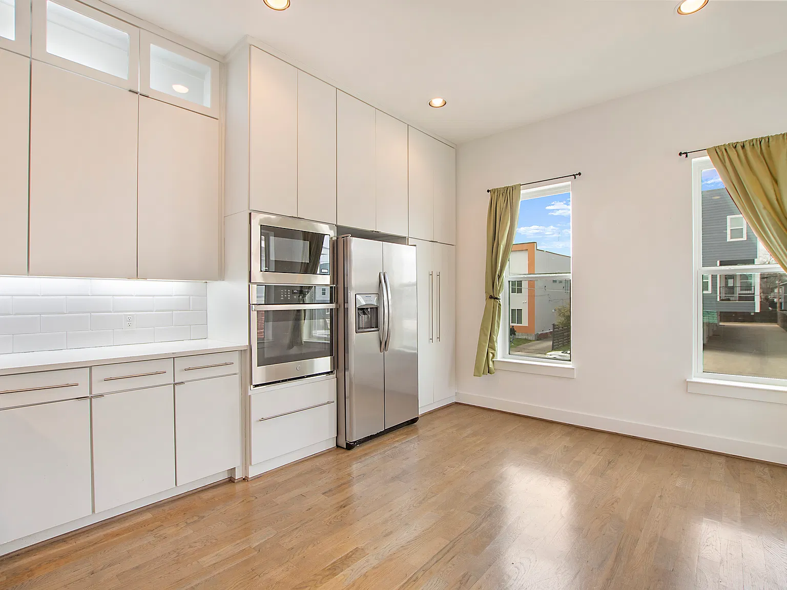 3 bed, 2260 sqft, $3,600 — Photo 3