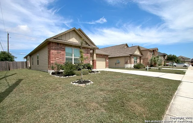 3 bed, 2.0 bath, 1976 sqft, $2,800 — Photo 2
