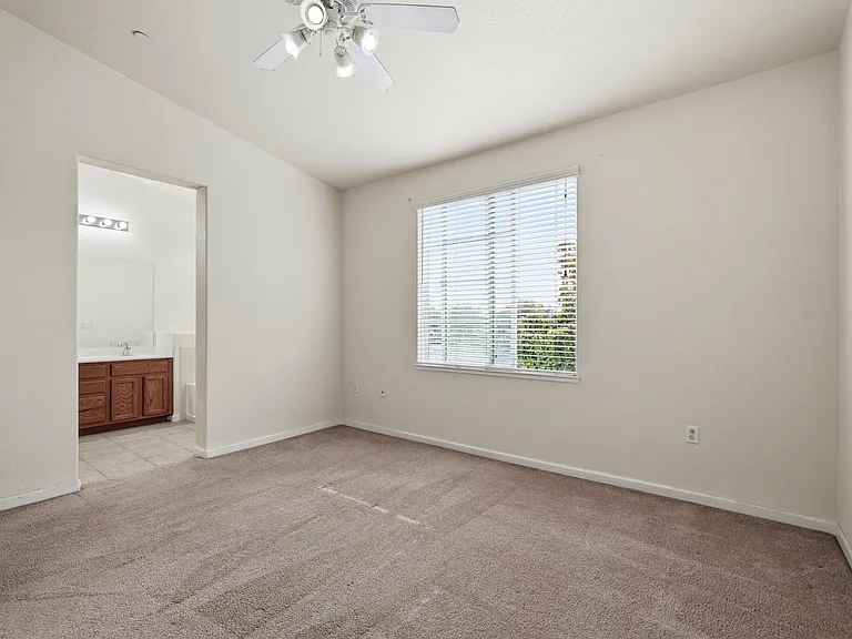 425 Regatta Ln #103-00 — Photo 33
